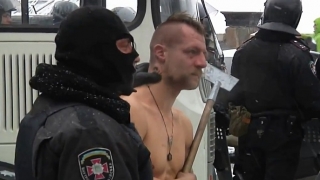 IMAGINI SOCANTE. Un protestatar UMILIT si DEZBRACAT in pielea goala de mascatii de la "Berkut"