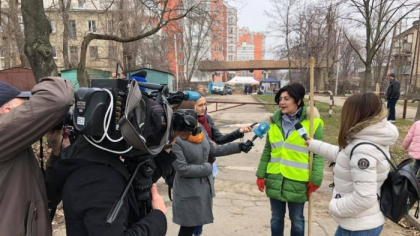 Primarul interimar, Silvia Radu, cu grebla in mana, in fata presei, face curatenie pe o strada din capitala - GALERIE FOTO Primarul interimar, Silvia Radu, cu grebla in mana, in fata presei, face curatenie pe o strada din capitala - GALERIE FOTO