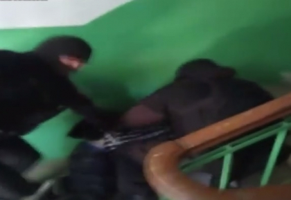 Un barbat din capitala, retinut de politie. Modul in care isi santaja fosta iubita: a fost retinut de mascati in scara unui bloc - VIDEO Un barbat din capitala, retinut de politie. Modul in care isi santaja fosta iubita: a fost retinut de mascati in scara unui bloc - VIDEO