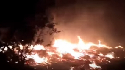 Un incendiu puternic a avut loc aseara langa Cimitirul Lazar. Pompierii au luptat 4 ore pentru a stinge focul - VIDEO Un incendiu puternic a avut loc aseara langa Cimitirul Lazar. Pompierii au luptat 4 ore pentru a stinge focul - VIDEO