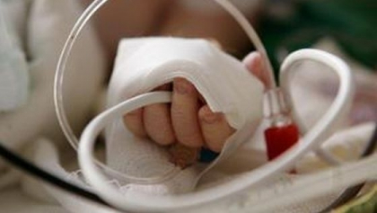 Caz socant in raionul Hancesti. Un copil a ramas fara degete dupa ce  doi soti s-au luat la cearta, iar barbatul a aruncat cu toporul in femeie