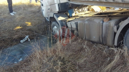 Un TIR plin cu marfa din Republica Moldova, implicat intr-un accident in Romania: S-a rasturnat intr-un parau - FOTO Un TIR plin cu marfa din Republica Moldova, implicat intr-un accident in Romania: S-a rasturnat intr-un parau - FOTO