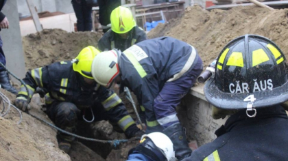 Un barbat de 36 de ani din capitala s-a stins, dupa ce un morman de pamant si o placa de beton s-au prabusit peste el. Cum s-a intamplat. Interventia salvatorilor - VIDEO