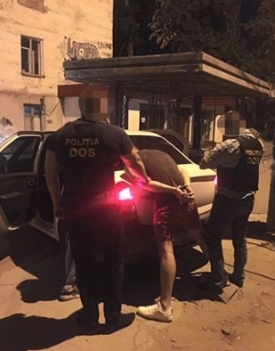 Un cuplu din Chisinau, retinut pentru santaj: daca nu isi primeau banii, il amenintau ca vor transmite familiei, fotografii si inregistrari video compromitatoare - VIDEO Un cuplu din Chisinau, retinut pentru santaj: daca nu isi primeau banii, il amenintau ca vor transmite familiei, fotografii si inregistrari video compromitatoare - VIDEO