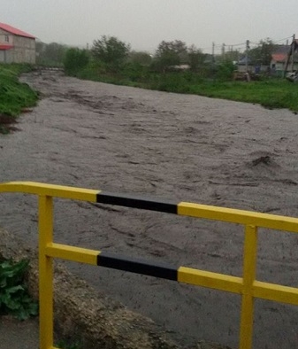 Risc de inundatii la Puhoi. Ploaia torentiala de astazi a inundat traseul central de la intrarea in localitate, dar si multe gospodarii. Primarul indeamna oamenii sa nu iasa din casa - FOTO Risc de inundatii la Puhoi. Ploaia torentiala de astazi a inundat traseul central de la intrarea in localitate, dar si multe gospodarii. Primarul indeamna oamenii sa nu iasa din casa - FOTO