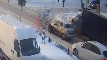 Moment revoltator pe o trecere de pietoni surprins de camere. O femeie luneca pe gheata si cade, dupa care e lovita de o masina - VIDEO