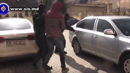Cum sunt spalati banii straini in Moldova. Ofiterii SIS si procurorii au retinut 7 persoane: sumele variau intre 500.000 pana la 1 milion de dolari - VIDEO Cum sunt spalati banii straini in Moldova. Ofiterii SIS si procurorii au retinut 7 persoane: sumele variau intre 500.000 pana la 1 milion de dolari - VIDEO