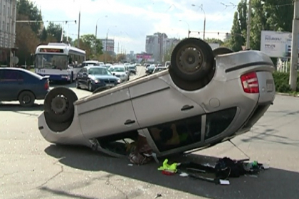 O masina s-a rasturnat in centrul capitalei: Un alt automobil, grav avariat. Cum s-a intamplat