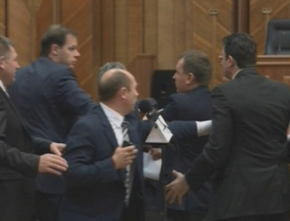 Lupu e vinovat de altercatia din Parlament! Cum motiveaza comunistii si cum se apara speaker-ul Lupu e vinovat de altercatia din Parlament! Cum motiveaza comunistii si cum se apara speaker-ul
