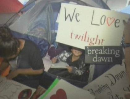 Au instalat corturi in strada! Mii de fani ai seriei "Twilight" asteapta lansarea filmului