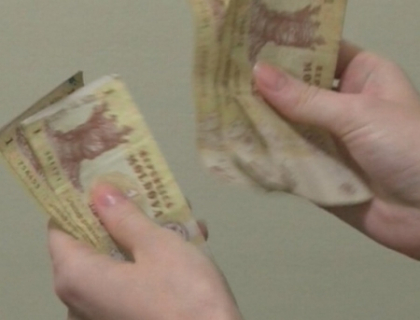 E gata sa iasa la pensie! Cand va disparea bancnota de un leu, dar si ce poti cumpara cu ea E gata sa iasa la pensie! Cand va disparea bancnota de un leu, dar si ce poti cumpara cu ea