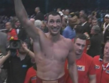 Ramane rege! Vladimir Kliciko si-a aparat cu succes cele patru centuri mondiale Ramane rege! Vladimir Kliciko si-a aparat cu succes cele patru centuri mondiale