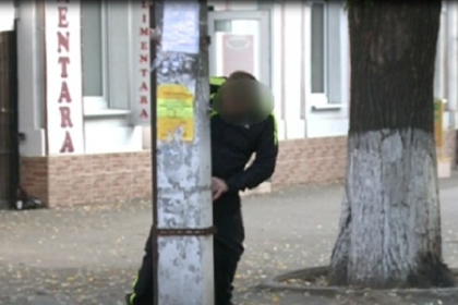 Pentru unii - strada pietonala, pentru altii - WC! Ce face acest cetatean turmentat Pentru unii - strada pietonala, pentru altii - WC! Ce face acest cetatean turmentat
