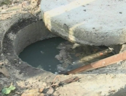 Traiesc ca intr-o gura de canal: "E un miros insuportabil". De ce oamenii acuza Primaria Traiesc ca intr-o gura de canal: "E un miros insuportabil". De ce oamenii acuza Primaria