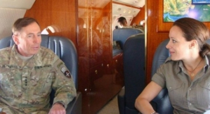 Perchezitii FBI la locuinta fostei amante a lui David Petraeus
