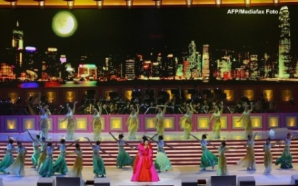 VIDEO. Frumoasa Peng Liyuan, cantareata si GENERAL de armata a Chinei, va fi Prima Doamna a tarii VIDEO. Frumoasa Peng Liyuan, cantareata si GENERAL de armata a Chinei, va fi Prima Doamna a tarii