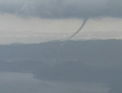 Doua tornade impresionante au fost surprinse pe coasta Japoniei! Vezi aici fenomenul