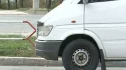 VIDEO. Culmea nesimtirii! Ce face soferul unui microbuz pentru a depasi masinile VIDEO. Culmea nesimtirii! Ce face soferul unui microbuz pentru a depasi masinile