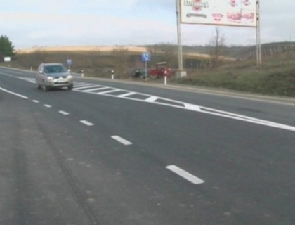 De la noi mai putin, de la europeni mai mult. Cum au sarbatorit oficialii reparatia unui drum De la noi mai putin, de la europeni mai mult. Cum au sarbatorit oficialii reparatia unui drum