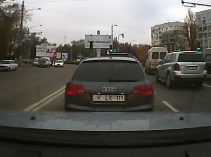 Spaima soferilor si a pietonilor! Ce isi permite in trafic soferul acestui Audi intrece orice masura Spaima soferilor si a pietonilor! Ce isi permite in trafic soferul acestui Audi intrece orice masura