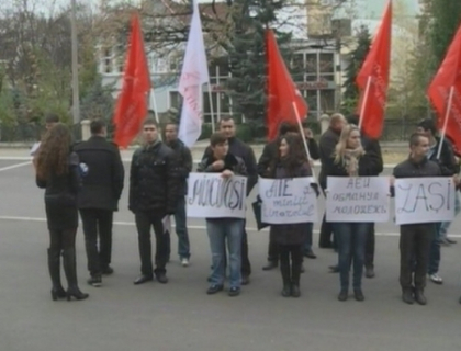 Socialistii au protest in fata Parlamentului. Ce i-a nemultumit Socialistii au protest in fata Parlamentului. Ce i-a nemultumit