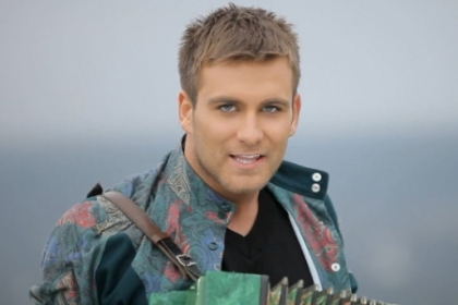 Ionel Istrati, sedus de trei fete in satul unde a copilarit! VEZI AICI noul videoclip al artistului
