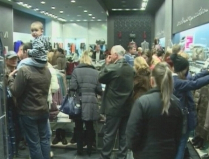 Preturi reduse si nu prea! Mai multi vizitatori ai unui mall din capitala au ramas dezamagiti