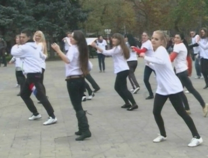 VIDEO. Flash-mob pe ritmurile gangnam style! Zeci de tineri au sarbatorit ziua studentului