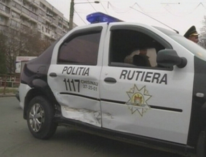 VIDEO. Accident pe bd. Stefan cel Mare! Masina politiei rutiere a fost lovita de un Volvo VIDEO. Accident pe bd. Stefan cel Mare! Masina politiei rutiere a fost lovita de un Volvo