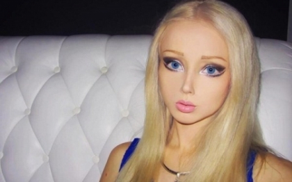 Adevarul despre "femeia Barbie". Care este de fapt secretul acestor poze - VIDEO Adevarul despre "femeia Barbie". Care este de fapt secretul acestor poze - VIDEO
