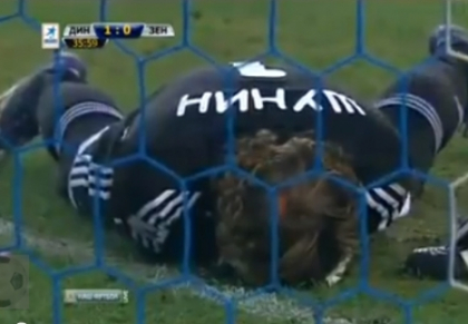 Scene de groaza in Rusia! Portarul lui Dinamo Moscova, ranit de o petarda aruncata din tribune Scene de groaza in Rusia! Portarul lui Dinamo Moscova, ranit de o petarda aruncata din tribune