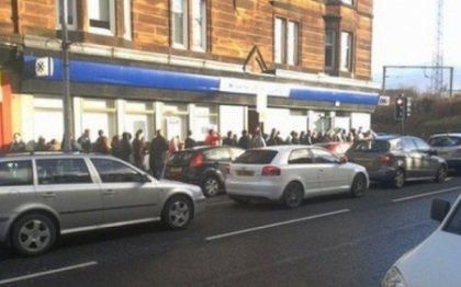 Coada la un bancomat din Scotia, dupa ce aparatul s-a stricat si a inceput sa ofere bani in plus Coada la un bancomat din Scotia, dupa ce aparatul s-a stricat si a inceput sa ofere bani in plus