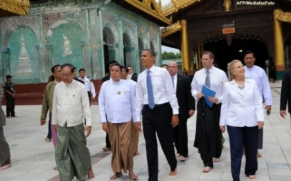 FOTO. Vizita istorica a presedintelui SUA. Obama, cu cravata dar descult, la un templu din Myanmar