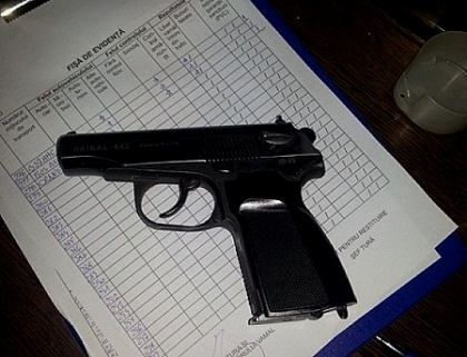 Pistol cu gloante, depistat la vama! Un cetatean roman a fost oprit de oamenii legii Pistol cu gloante, depistat la vama! Un cetatean roman a fost oprit de oamenii legii