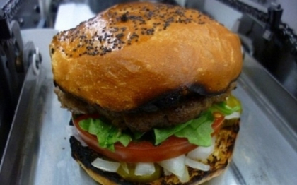 Primul fast food care renunta la bucatari! Hamburgerii vor fi produsi de roboti Primul fast food care renunta la bucatari! Hamburgerii vor fi produsi de roboti