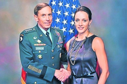 Fosta amanta a lui Petraeus,"distrusa" de scandal, se simte "vinovata si rusinata"