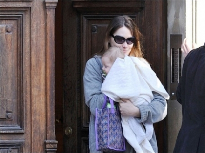 Fosta prima doamna a Frantei, Carla Bruni, si-a scos fetita la plimbare. Cui ii seamana Giulia mai mult?