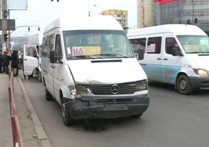Un microbuz cu pasageri s-a ciocnit cu un Mitsubishi pe strada Ismail. VIDEO Un microbuz cu pasageri s-a ciocnit cu un Mitsubishi pe strada Ismail. VIDEO