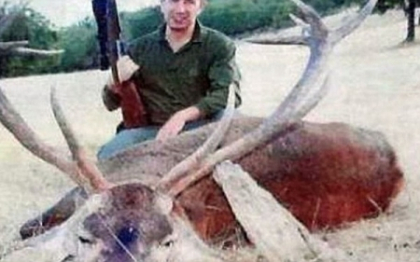 FOTO. "Acest ministru este o rusine nationala". Cum s-a pozat un politician spaniol la vanatoare
