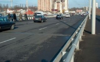 Un nou accident in lant! Trei masini s-au ciocnit pe Viaductul de la Botanica Un nou accident in lant! Trei masini s-au ciocnit pe Viaductul de la Botanica