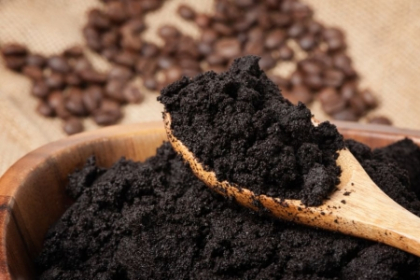 Nu arunca zatul de cafea. 5 feluri in care iti este util