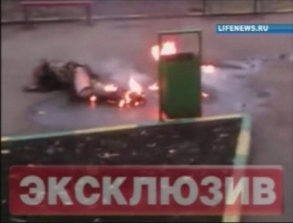 A murit in chinuri graznice! O femeie din Moscova si-a dat foc in fata scolii in care invatau copiii sai