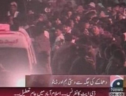 Atentat sinucigas in Pakistan! Cel putin 16 oameni au murit dupa ce un autobuz a fost aruncat in aer