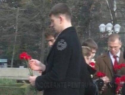 Condoleante pentru presedinte. Un grup de tineri a aprins lumanari si a depus flori la Stefan cel Mare