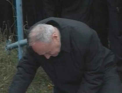 Nicolae Timofti si-a luat adio de la mama sa. Presedintele a plans in hohote la inmormantare Nicolae Timofti si-a luat adio de la mama sa. Presedintele a plans in hohote la inmormantare