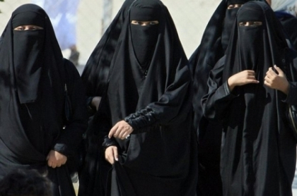Barbatii din Arabia Saudita primesc SMS daca sotiile lor incearca sa plece din tara. Alte interdictii pentru femei