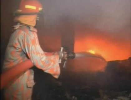 Peste 120 de oameni au ars de vii intr-un incendiu devastator la o fabrica din Bangladesh
