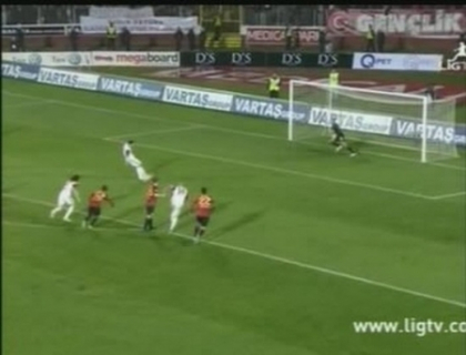 Un fundas de la Galatasaray a reusit faza vietii! Uite cum a aparat un penalty