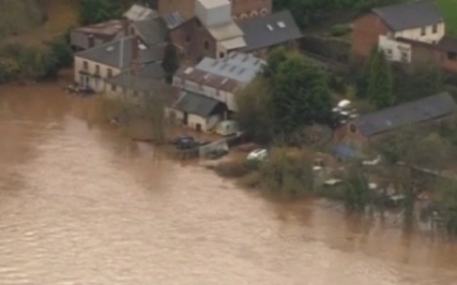 Doi morti in Marea Britanie, in urma inundatiilor. 70.000 de locuinte sunt in pericol
