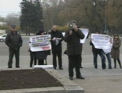 Nu-si pot obtine apartamentele procurate! De ce protestatarii il acuza pe Artur Resetnicov Nu-si pot obtine apartamentele procurate! De ce protestatarii il acuza pe Artur Resetnicov